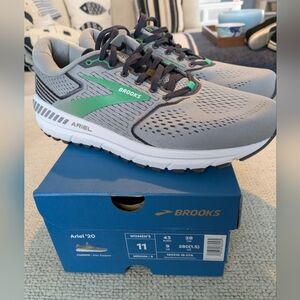 Brooks New in Box Ariel 20 Women's 11 Medium/B Cushion Support in Gray / Green